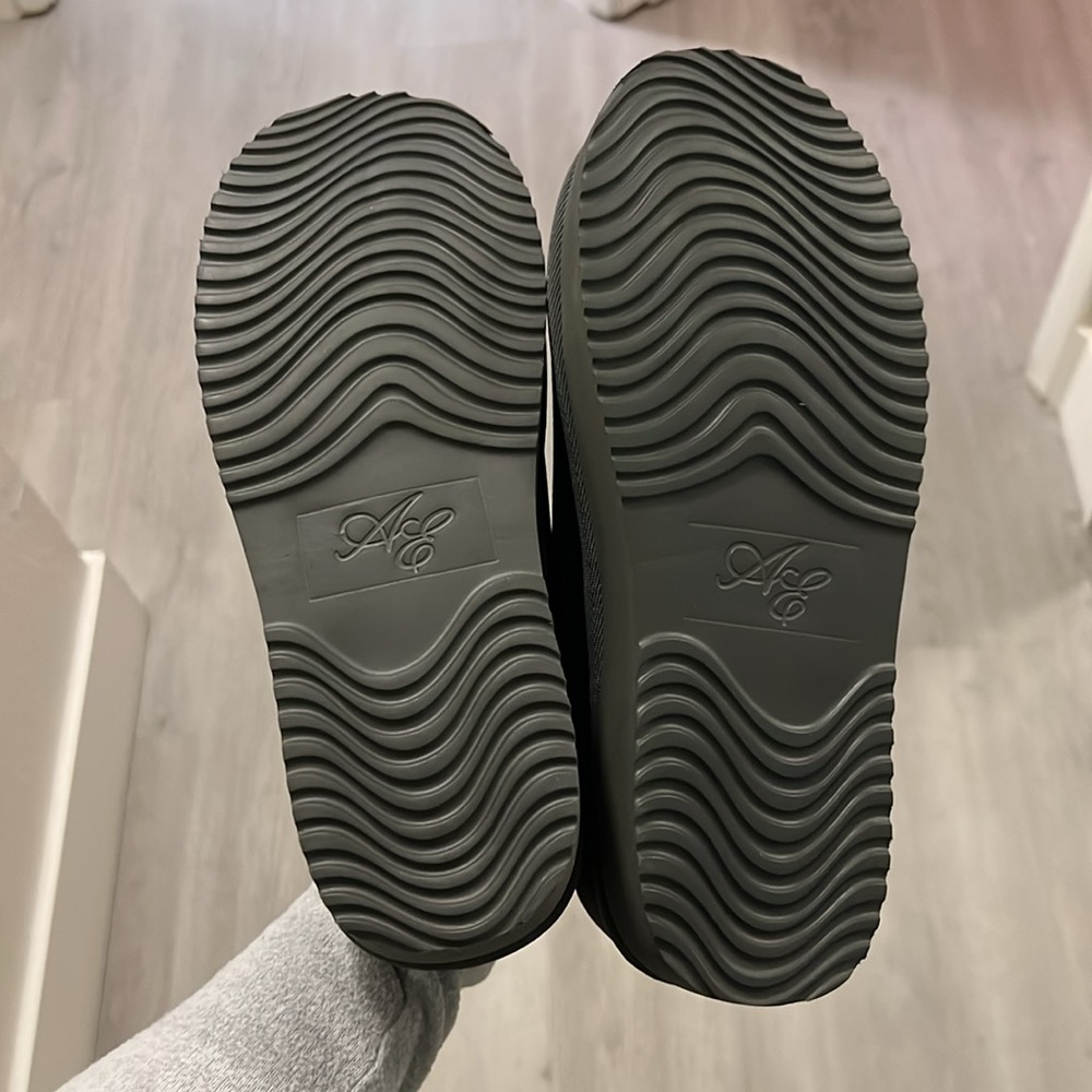 NWT AE The Hangout Slip-On Slippers - Picture 7 of 10